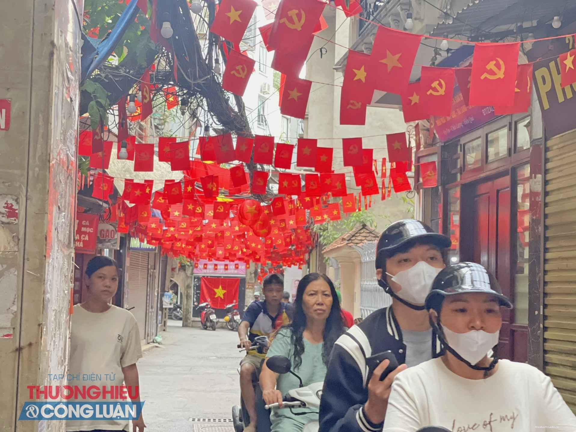 Lá cờ đỏ sao vàng tung bay trên con phố Hà Nội