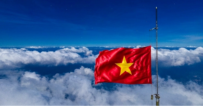 Lá cờ Việt Nam bay giữa mây ngàn