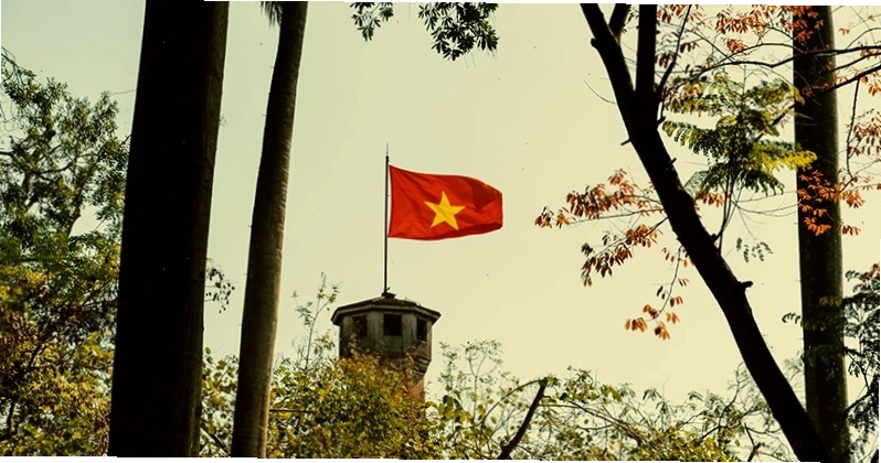 Lá cờ Việt Nam giữa trời thu dịu mát