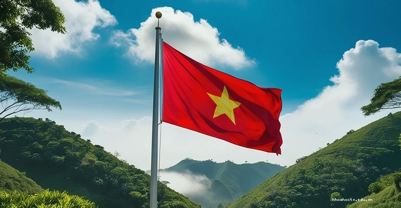 Lá cờ Việt Nam phấp phới giữa khung cảnh núi rừng hùng vĩ