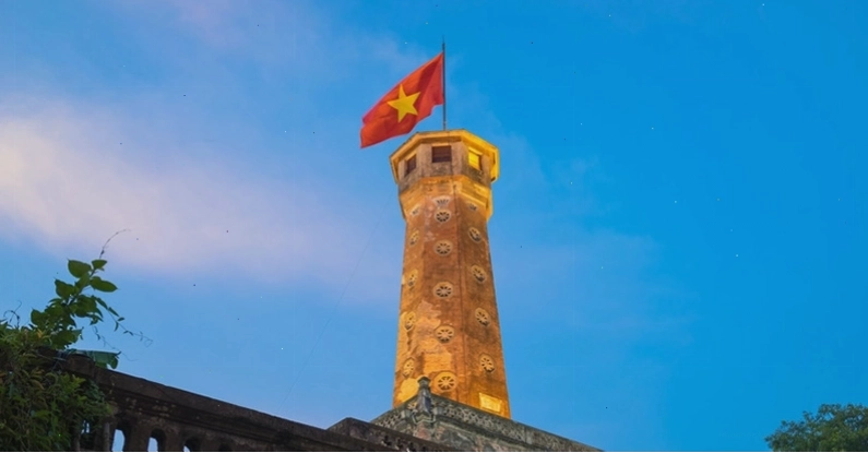 Lá cờ Việt Nam tỏa sáng dưới ánh hoàng hôn