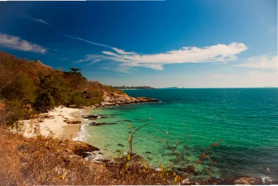 Làn nước trong vắt tại Ao Phrao, Koh Samet, điểm đến lý tưởng cho hoạt động lặn biển