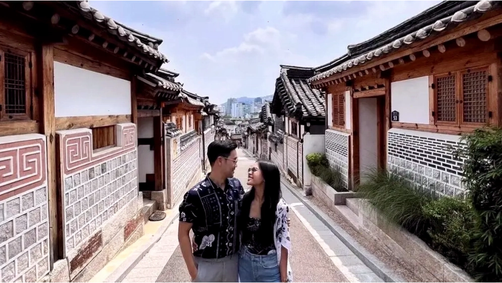 Làng Bukchon Hanok thu hút đông đảo du khách quốc tế