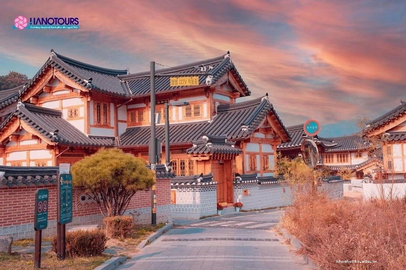 Làng Hanok Bukchon là khu vực bảo tồn văn hóa truyền thống đặc sắc của Hàn Quốc
