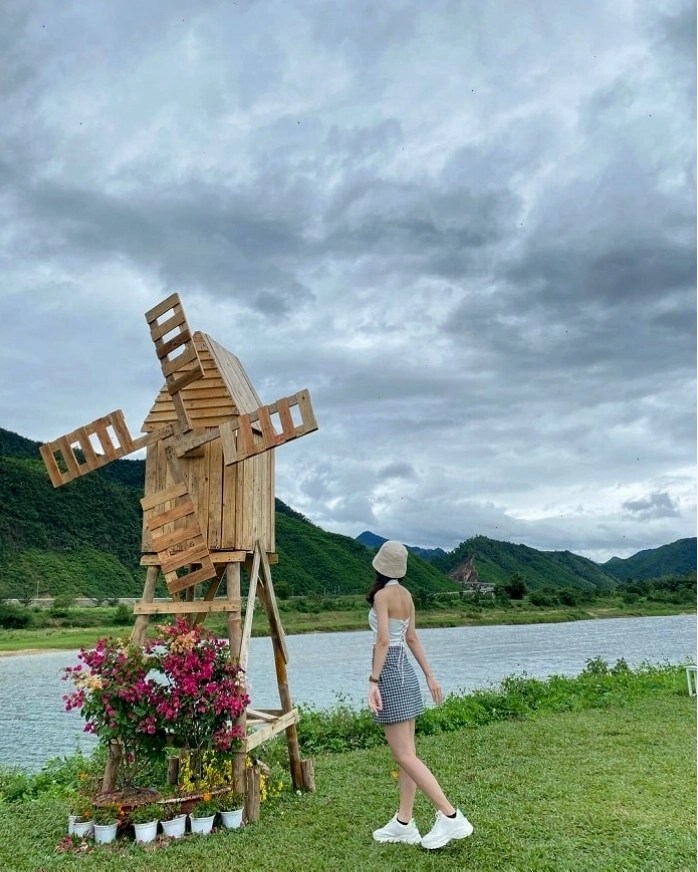 Làng Mê Đà Nẵng nhìn từ xa với không gian xanh mát