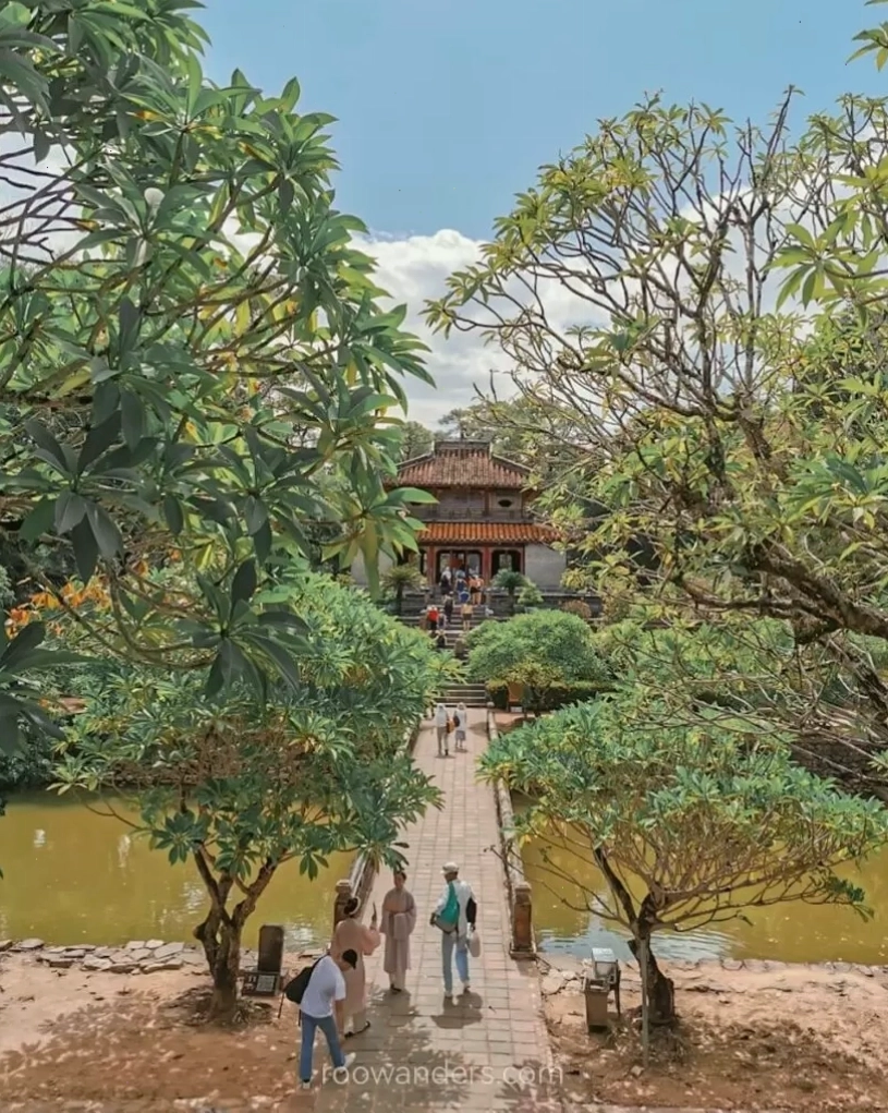 Lăng Minh Mạng Huế với kiến trúc cân đối và khuôn viên rộng lớn
