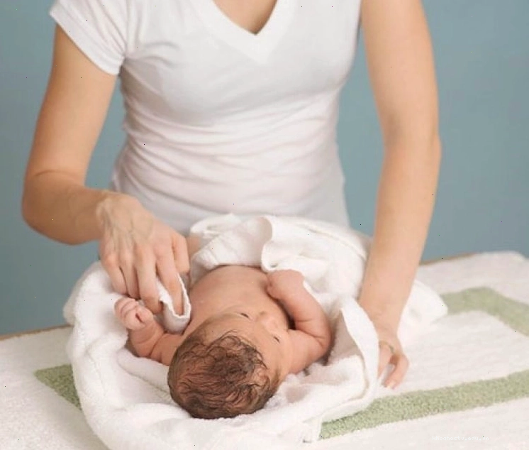 Lau cơ thể trẻ bằng khăn ấm là cách hạ sốt nhanh cho trẻ nhanh nhất
