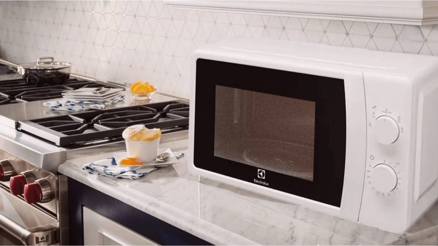 Lò vi sóng Electrolux EMG20K38GWP với nhiều chương trình nấu tự động