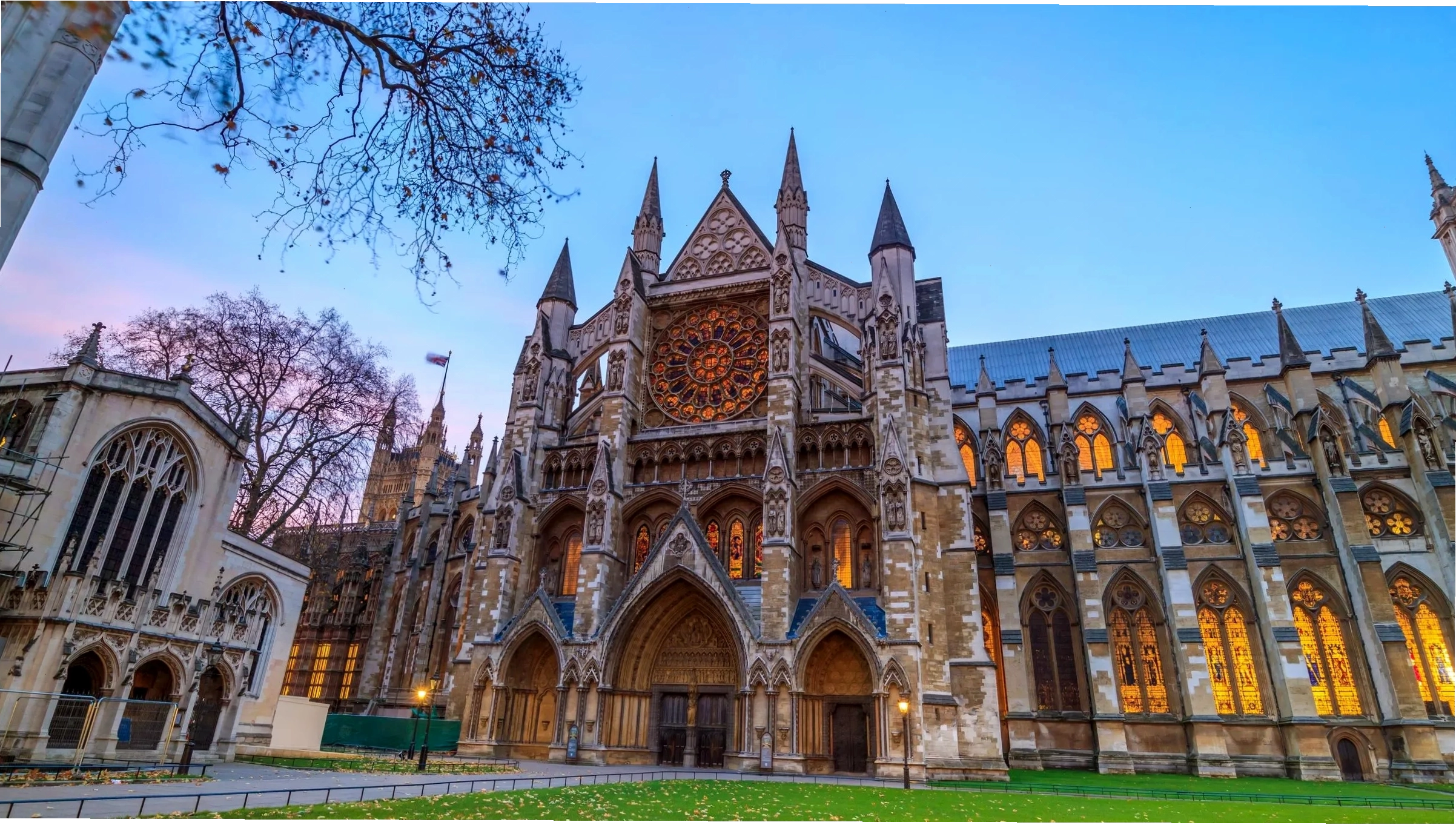 Lối vào Westminster Abbey lúc bình minh