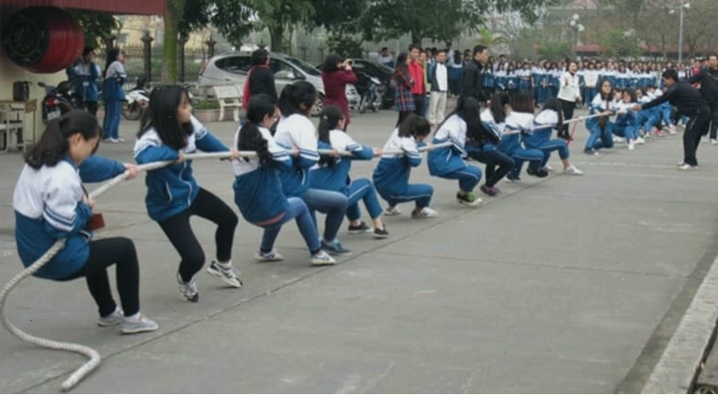 Lực kéo khi tác động lên dây thừng giúp duy trì chuyển động của hai đội chơi trong trò kéo co
