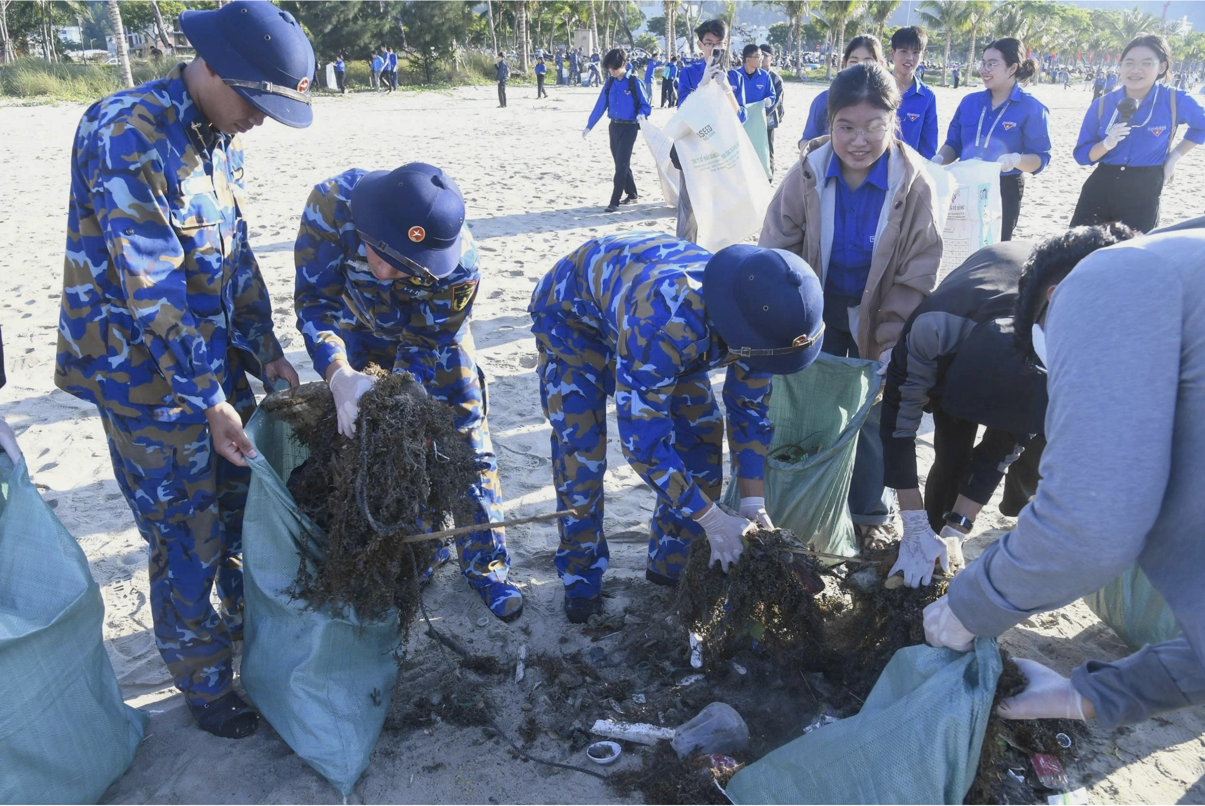 Lực lượng vũ trang và thanh niên chung tay bảo vệ môi trường biển