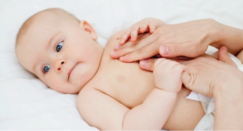 Massage thư giãn giúp xoa dịu cơn khóc dạ đề của bé