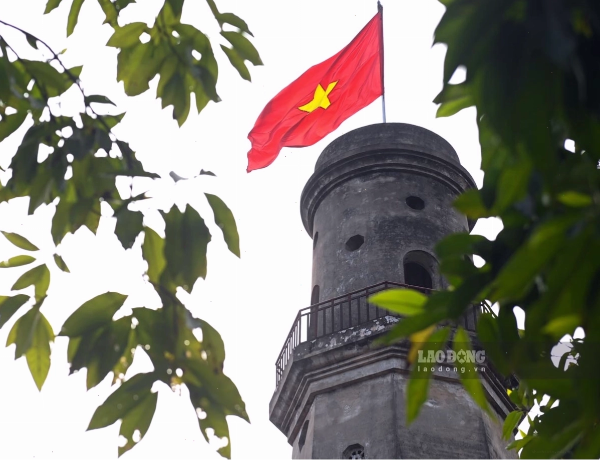 Mặt phía Nam của Cột cờ Nam Định với hai khẩu súng thần công