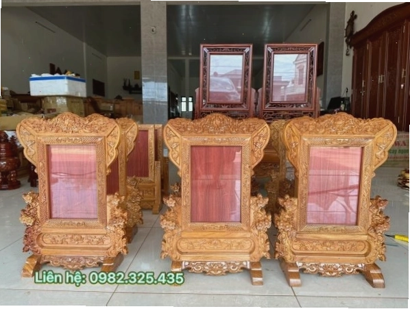 Mẫu khung ảnh thờ hoa mai có mành gỗ gõ đỏ 20x30
