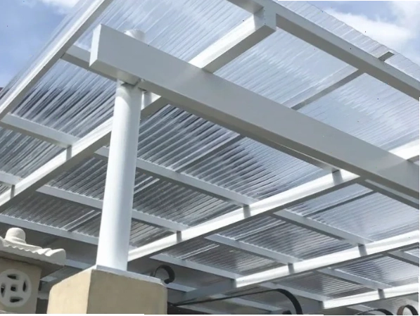 Mẫu mái che sân thượng sử dụng tôn nhựa lấy sáng Polycarbonate dạng sóng