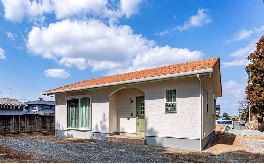 Mẫu nhà cấp 4 55m2 mái thái với gam màu trắng chủ đạo, cửa kính lớn