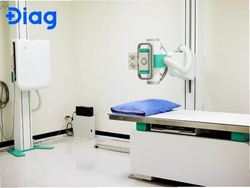 Máy chụp X-Quang và khu vực chụp X-Quang tại bệnh viện hoặc phòng khám.