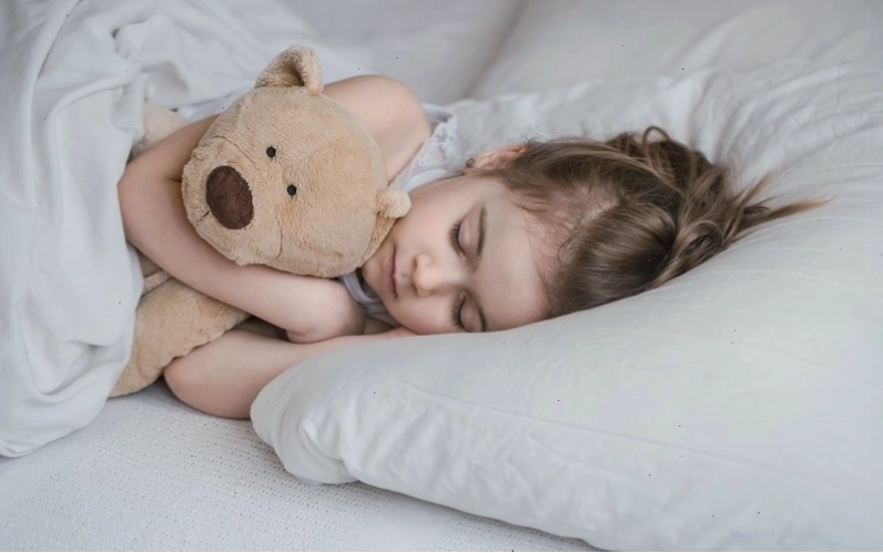 Mẹ nên cho trẻ 2 tuổi ngủ đúng giờ để cải thiện giấc ngủ
