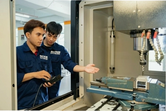 Mô hình robot do sinh viên ngành cơ khí chế tạo
