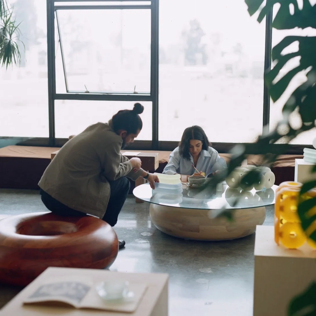 Một căn hộ loft 900-square-foot ở Los Angeles, kết hợp không gian sống và làm việc.
