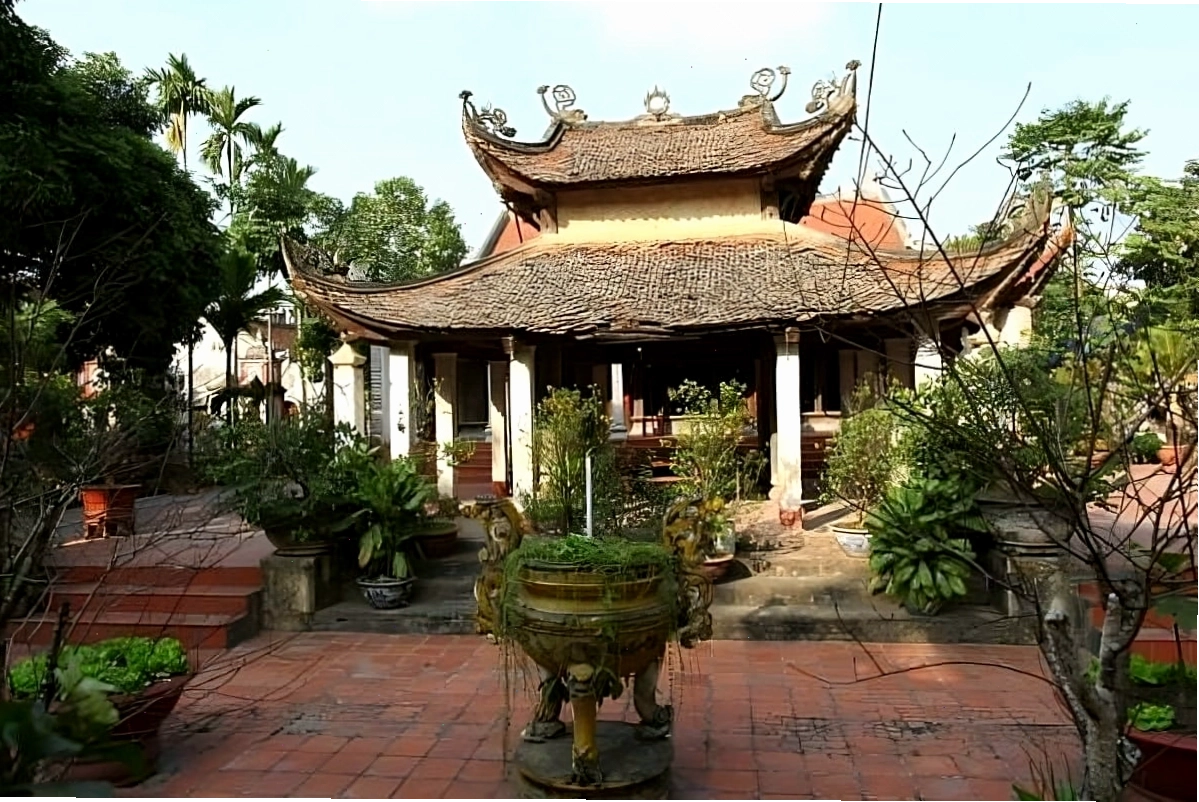 Một góc yên bình tại làng Đông Ngạc với cây đa, giếng nước