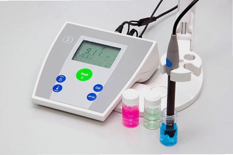 Một máy đo pH để bàn hiện đại trong môi trường phòng thí nghiệm
