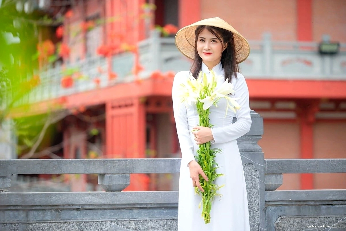 Một người phụ nữ mặc trang phục truyền thống Việt Nam