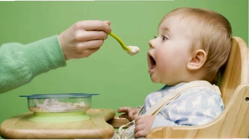 Nên cho bé ăn sau khoảng 2 tiếng khi thức dậy