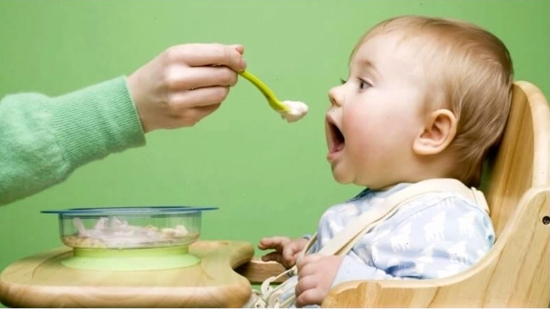 Nên cho bé ăn sau khoảng 2 tiếng khi thức dậy để đảm bảo hệ tiêu hóa hoạt động tốt