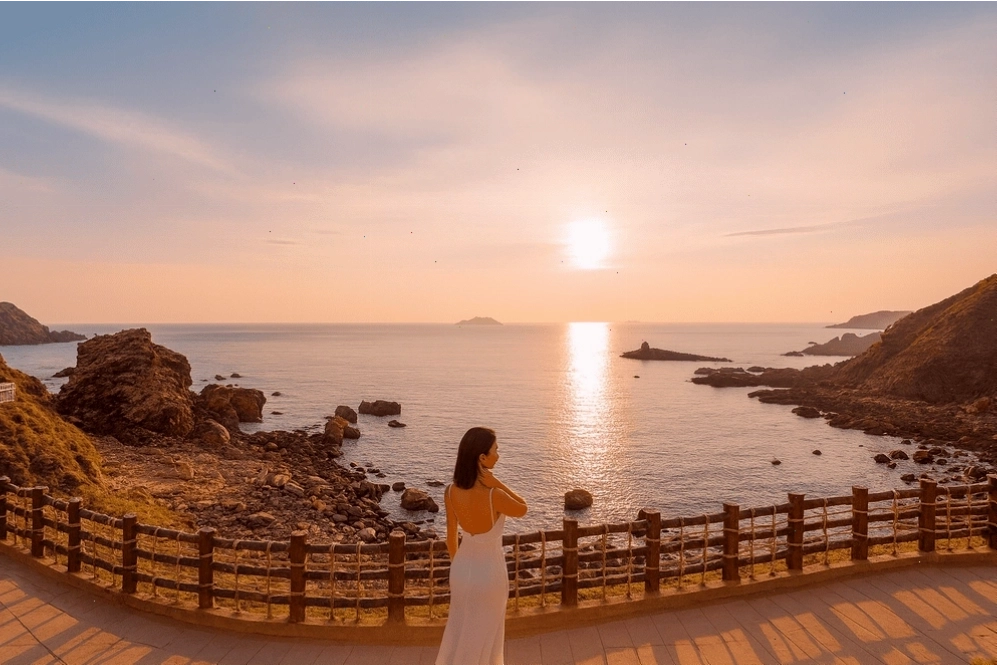 Ngắm hoàng hôn cực chill tại Eo Gió Quy Nhơn