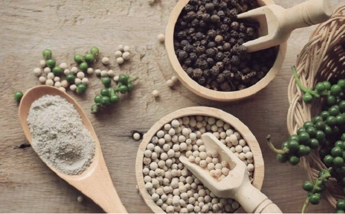 Người dân đang thu hoạch tiêu tại vườn