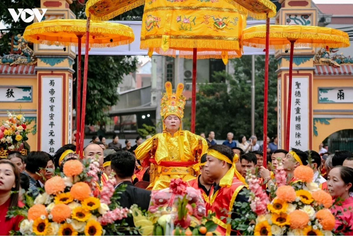 Người dân tham gia lễ hội Đền Sái với trang phục truyền thống