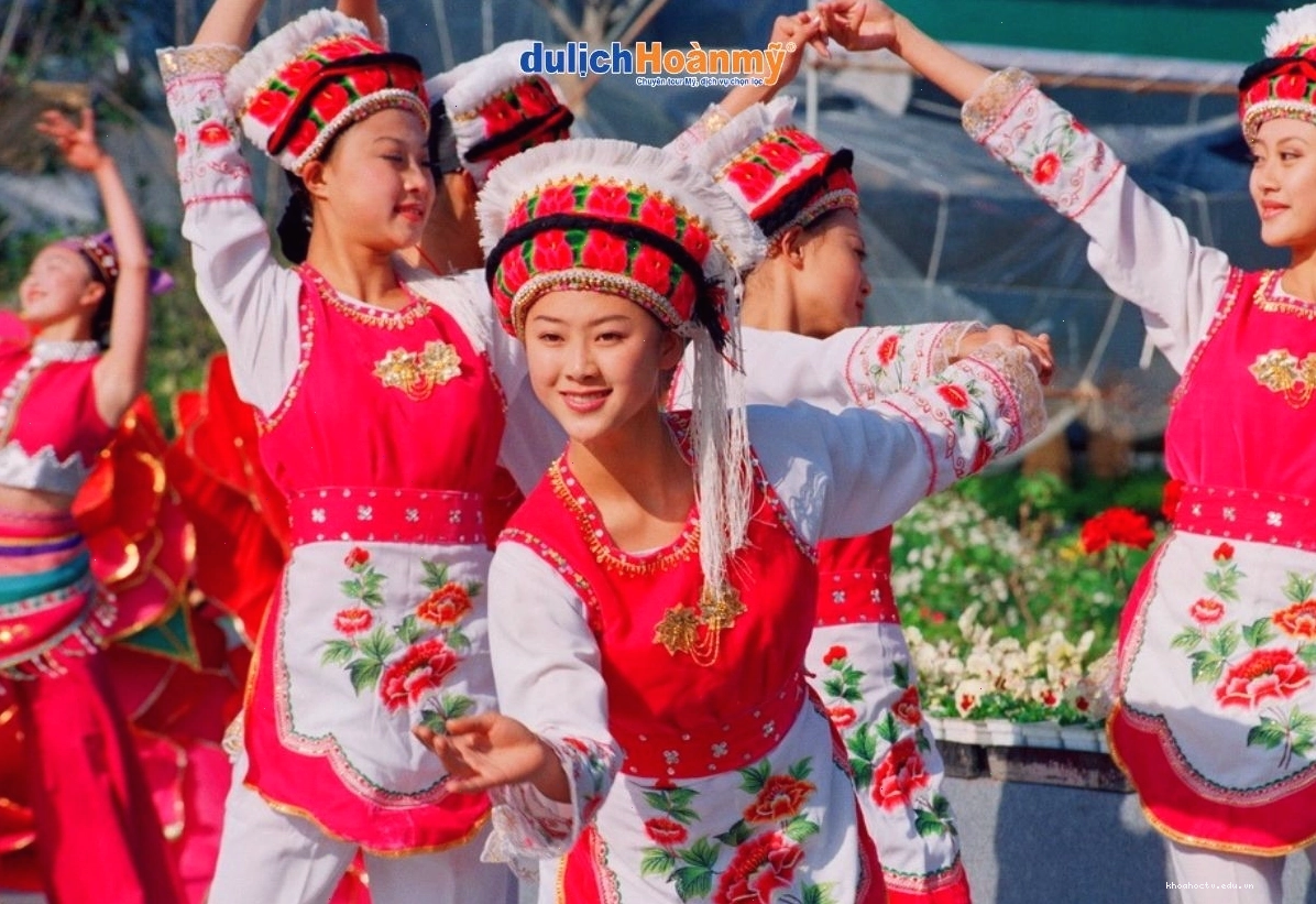 Người dân tộc Bạch trong trang phục truyền thống
