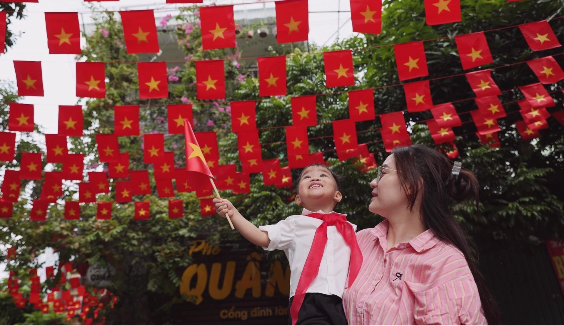 Người lao động nghỉ lễ Quốc khánh với cờ đỏ sao vàng