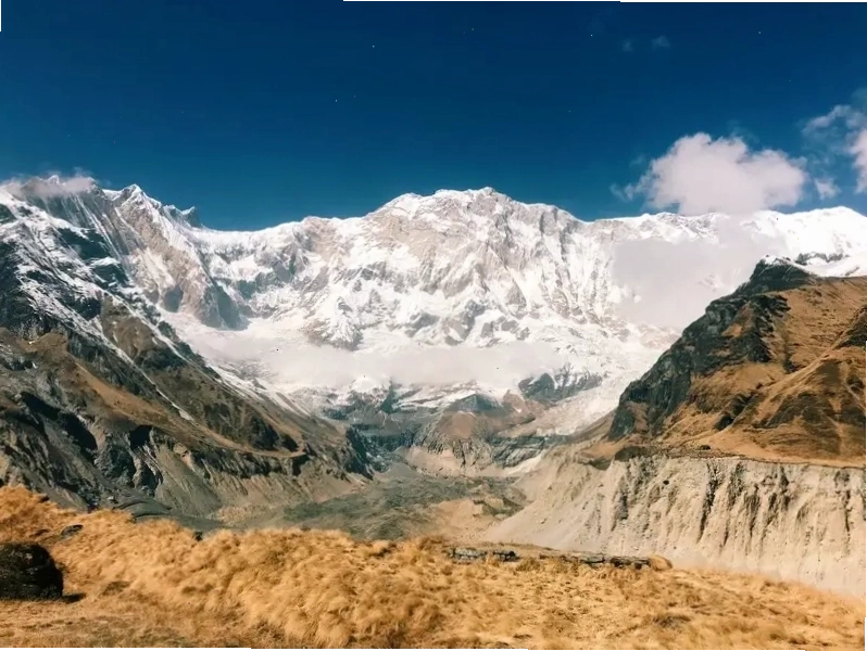 Người trekking nghỉ ngơi bên con đường mòn với phong cảnh núi non hùng vĩ