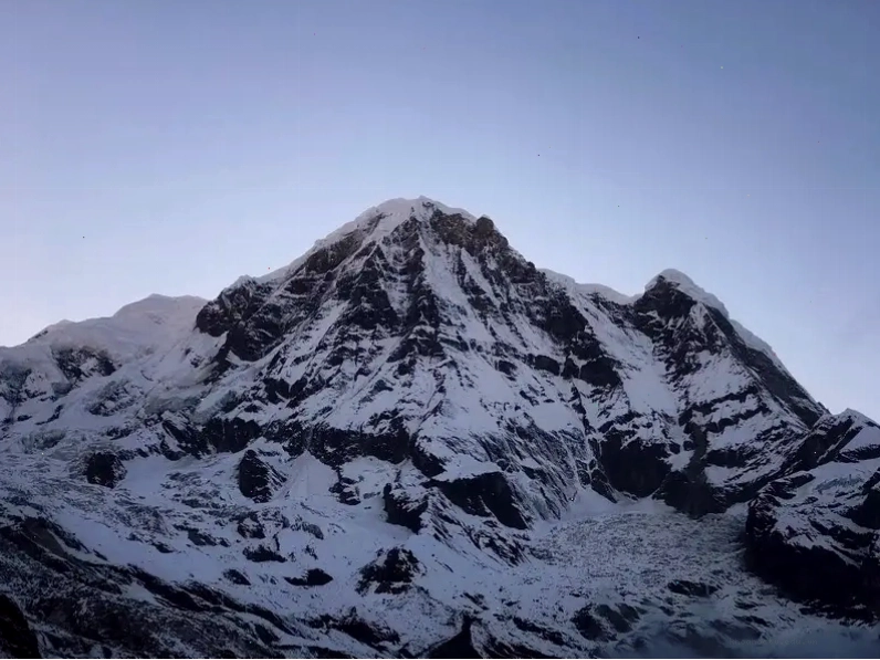 Người trekking với trang phục ấm áp và đầy đủ dụng cụ trên đường lên Annapurna Base Camp