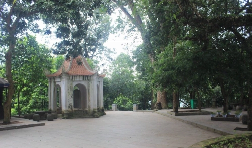 Nhà bia ghi lại lịch sử trong khuôn viên Đền Hạ