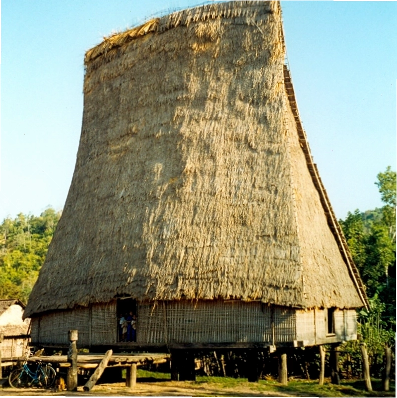 Nhà Rông Tây Nguyên về đêm lung linh