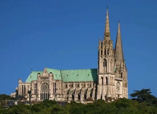 Nhà thờ Chartres, một ví dụ điển hình của kiến trúc Gothic với những tòa tháp cao vút và cửa sổ kính màu