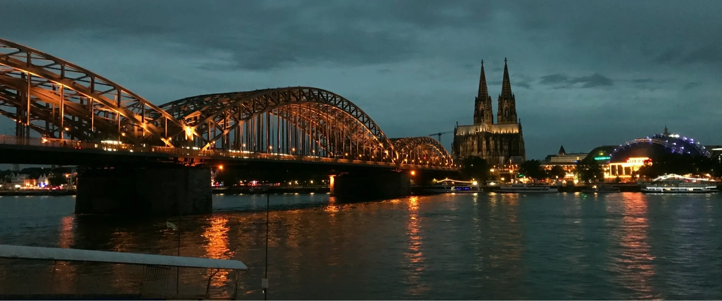 Nhà thờ Cologne lung linh về đêm bên sông Rhine