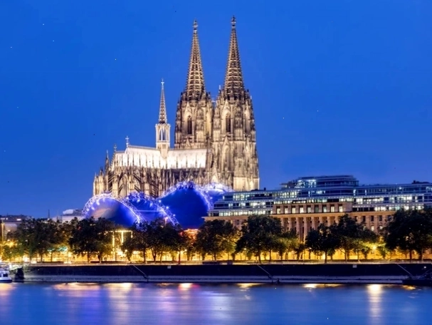 Nhà thờ Cologne về đêm với ánh sáng lung linh