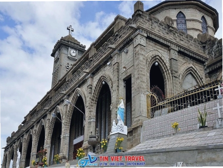 Nhà thờ Đá Nha Trang vào ban ngày, khung cảnh bình yên