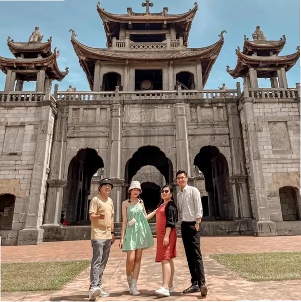 Nhà thờ đá Phát Diệm nhìn từ xa