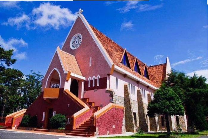 Nhà thờ Domaine de Marie Đà Lạt với kiến trúc Pháp cổ điển
