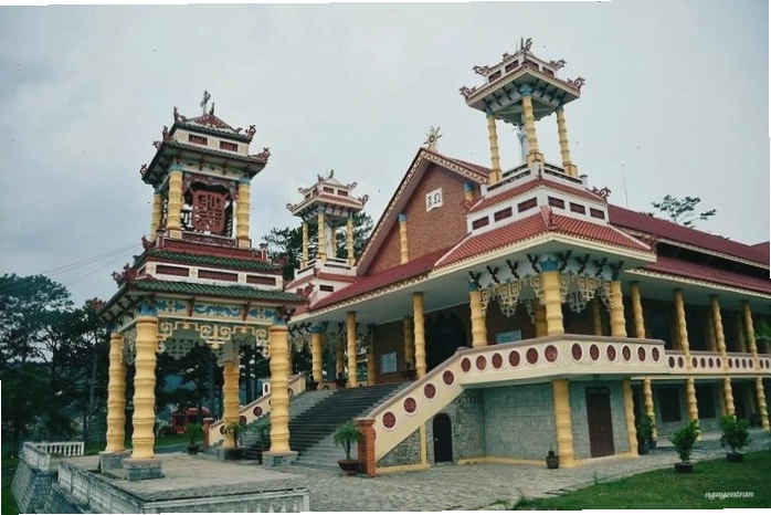 Nhà thờ Du Sinh Đà Lạt với kiến trúc Pháp cổ điển trầm mặc