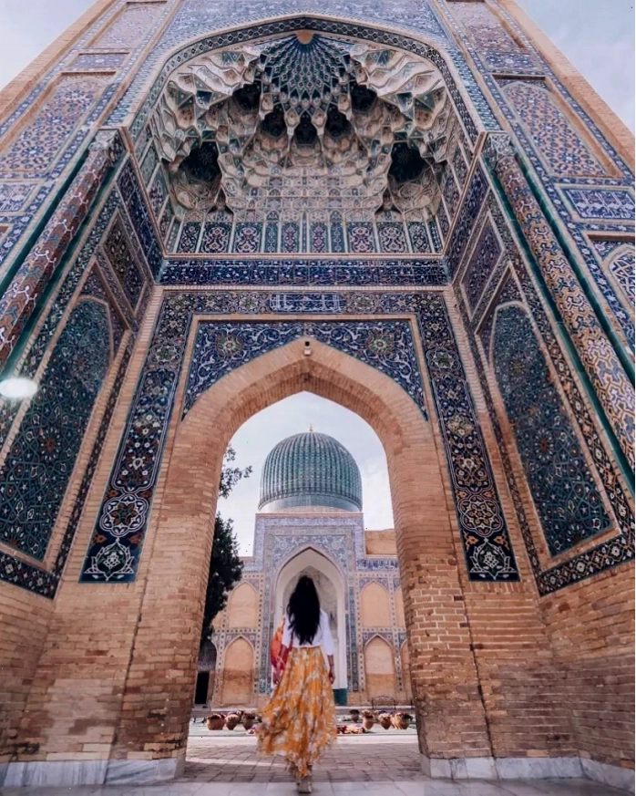 Nhà thờ Hồi giáo Bibi-Khanym ở Uzbekistan với mái vòm xanh lam nổi bật