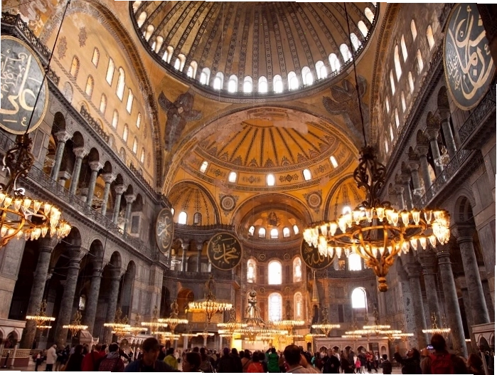 Nhà thờ Hồi giáo Hagia Sophia ở Istanbul, Thổ Nhĩ Kỳ với kiến trúc lịch sử và mái vòm ấn tượng