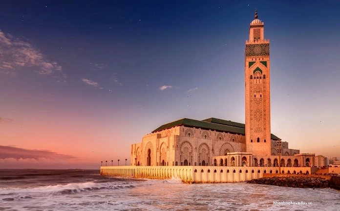 Nhà thờ Hồi giáo Hassan II ở Casablanca, Maroc nhìn từ bờ biển
