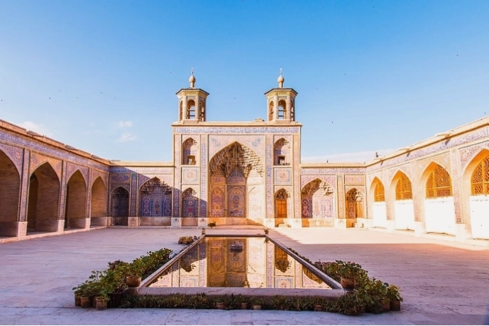 Nhà thờ Hồi giáo Nasir-al-Mulk ở Shiraz, Iran với những ô cửa kính màu rực rỡ