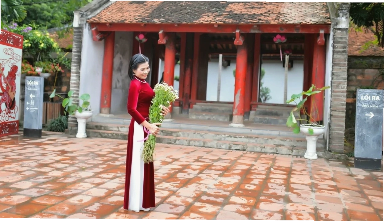Nhiều bạn trẻ thích thú chụp ảnh tại Văn Miếu